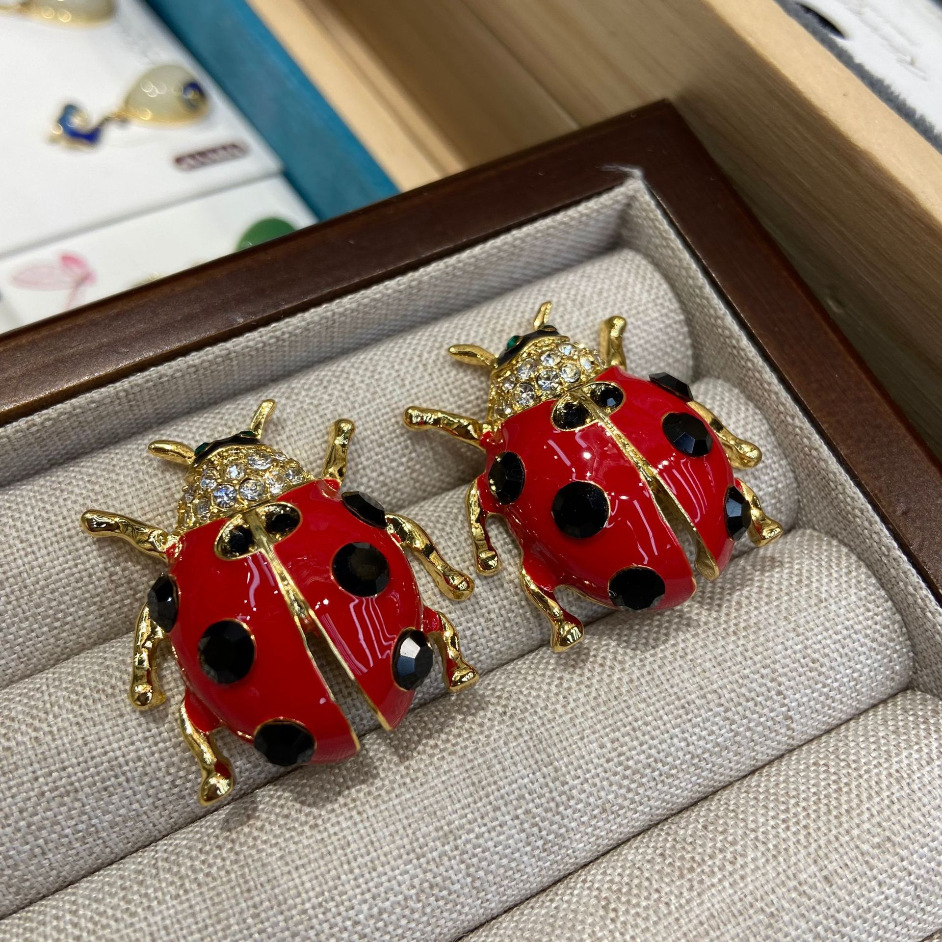 2026 New Sparkling Ladybug Stu - Vintage Fashion Bug recensione e prezzo
