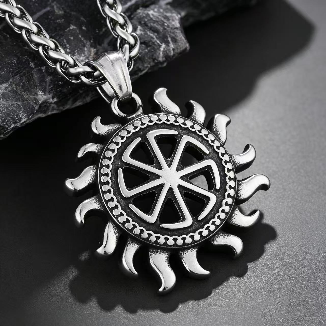 HNSP Men's Kolovrat Sun Wheel  - Vintage Fashion Wheel recensione e prezzo