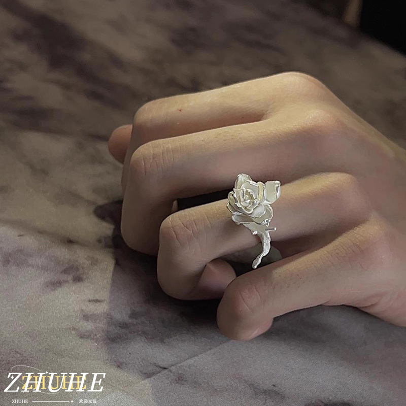 Fashion-Forward Flower Ring, J - Vintage Fashion Buyer recensione e prezzo