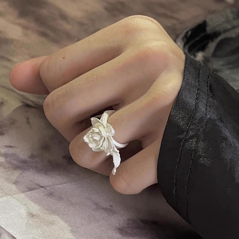 Fashion-Forward Flower Ring, J - Vintage Fashion Buyer recensione e prezzo