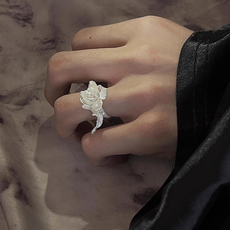Fashion-Forward Flower Ring, J - Vintage Fashion Buyer recensione e prezzo