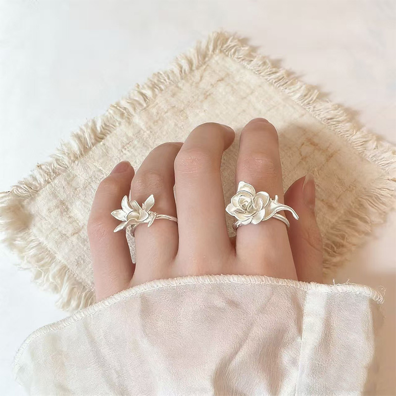 Fashion-Forward Flower Ring, J - Vintage Fashion Buyer recensione e prezzo