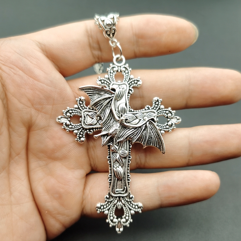 Large Bat Cross Necklace Penda - Vintage Victorian Fashion recensione e prezzo