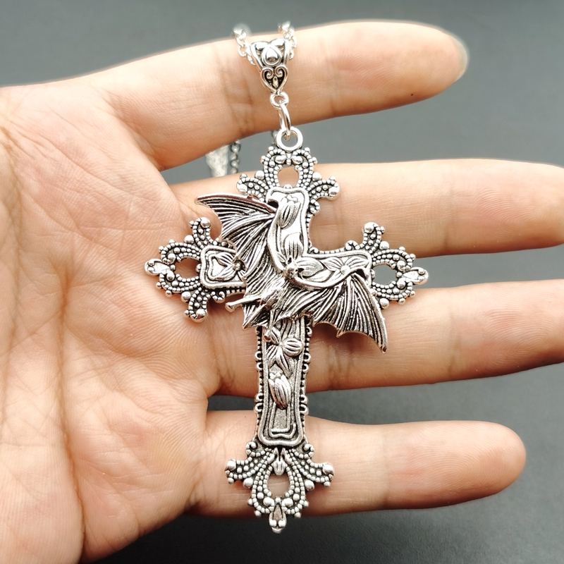 Large Bat Cross Necklace Penda - Vintage Victorian Fashion recensione e prezzo